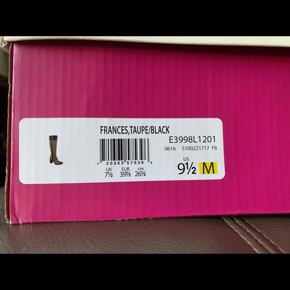 🆕 Naturalizer Frances Boots in Taupe/Black - Picture 3 of 15